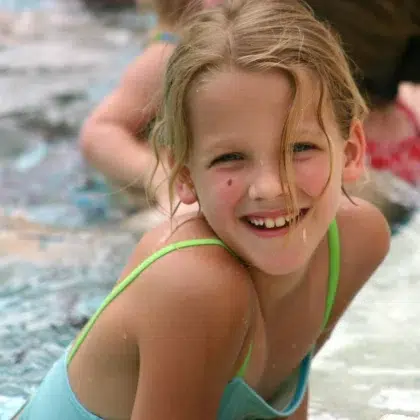 enfant fille piscine