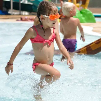 enfant jeu piscine