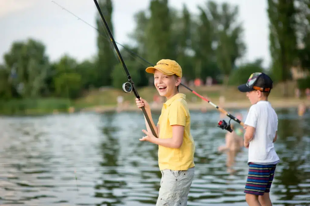 enfants peche lac