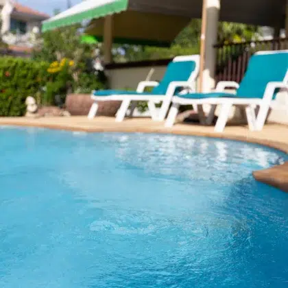 piscine avec transats