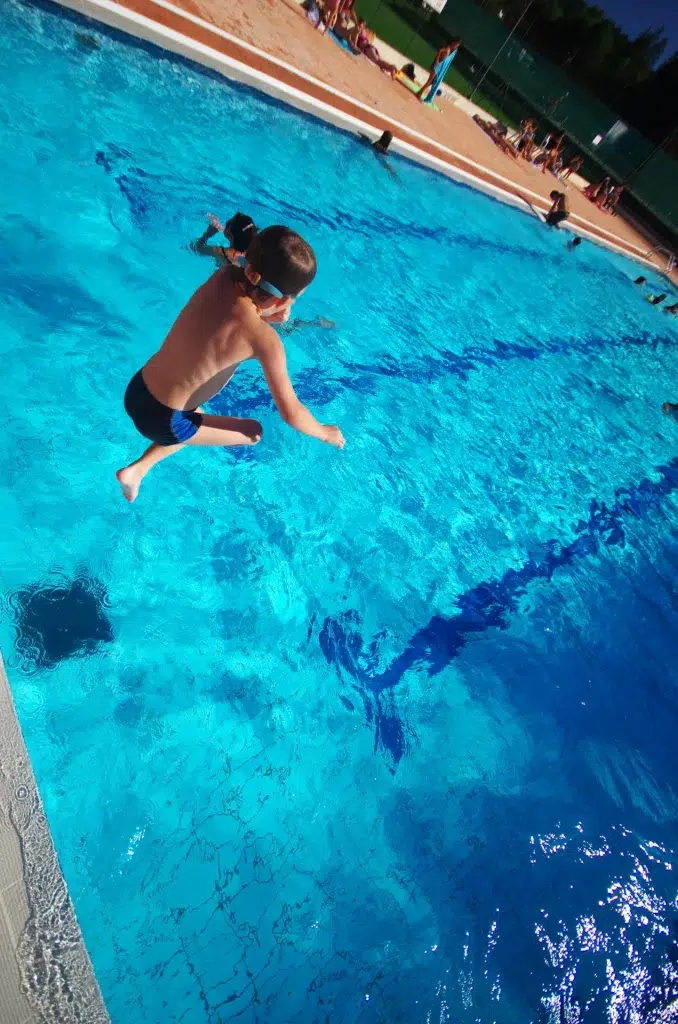 plongeon enfant piscine